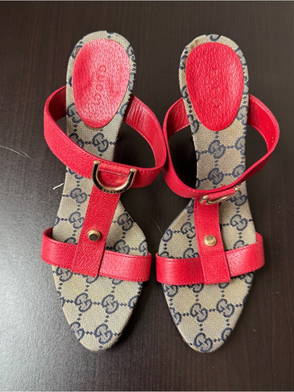 Gucci - Monogram D
Ring Abbey Sandals in Navy/Red